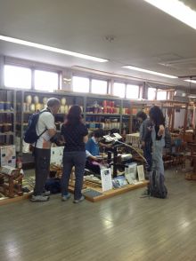 台湾からのお客様が手織り体験に挑戦！