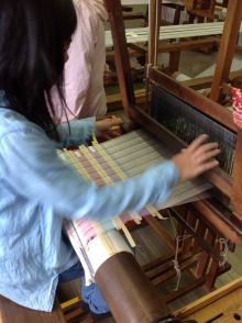 武蔵野市立本宿小学校の５年生が機織り体験に挑戦！
