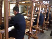 九州より修学旅行生が手織り体験とアート体験に挑戦！