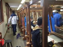 江戸川区の小学生と先生が機織り体験に挑戦！