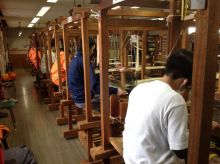 福岡からお越しの高校生が手織り体験に挑戦！