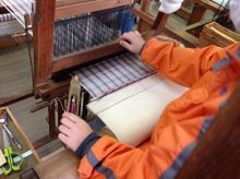 福岡からお越しの高校生が手織り体験に挑戦！