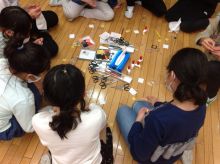江戸川荘さんで小学生が塩沢織の小物作り体験をされました。