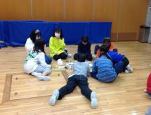 江戸川荘さんで小学生が塩沢織の小物作り体験をされました。