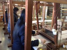 熊本からの修学旅行生が手織り体験と小物作り体験をされました。