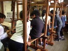 武蔵野市立第三小学校の５年生が合作で手織り体験をされました。