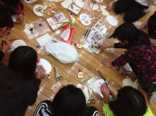 江戸川荘さんで大杉東小学校の５年生が携帯うちわ作り体験！