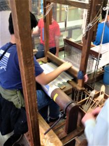 武蔵野市立武蔵野第三小学校の５年生が機織り体験！