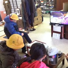江戸川区の上一色小学校の生徒さんが、手織り体験などに挑戦!!