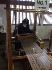 熊本からの修学旅行生が、手織り体験をされました!!