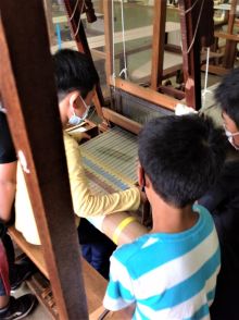 武蔵野第三小学校児童７２名が塩沢織の学習と手織り体験