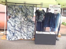 軽トラ市でジャパンブルーを展示 絹織物・麻織物・綿織物の競演