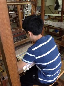 武蔵野市立本宿小学校の５年生が機織り体験に挑戦！