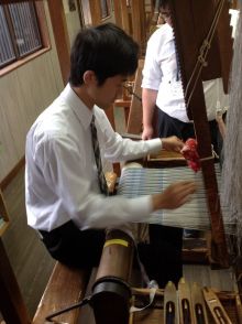 新潟県南魚沼地域振興局の職員の方々が手織り体験をされました。