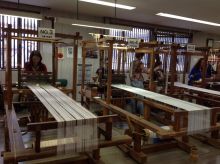 マレーシア、インドネシアのお客様が手織り体験に挑戦！
