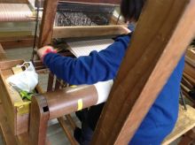 江戸川区の小学生と先生が機織り体験に挑戦！