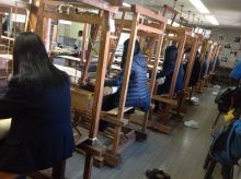 熊本からの修学旅行生が手織り体験と小物作り体験をされました。