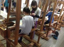 第一上田小学校の３年生が機織り体験に挑戦‼