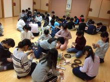 江戸川区立上小岩第二小学校の６年生と５年生がリース作り体験をされました。