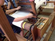 武蔵野市立第三小学校の５年生が合作で手織り体験をされました。