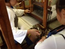 武蔵野市立本宿小学校の５年生が手織り体験に挑戦！