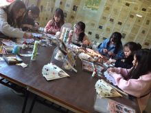 ベトナムのハノイと台湾の大学生が扇子作り体験！