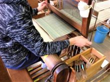 長岡ろう学校の生徒さんがランチョンマット手織り体験に挑戦！
