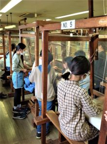 武蔵野市立武蔵野第三小学校の５年生が機織り体験！