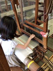 リピーターの小学１年生が手織り体験に来てくださいました！
