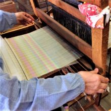２階織工房ご見学のお客様が手織り体験！