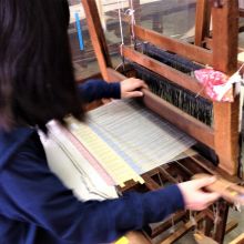 武蔵野第三小学校の５年生が機織り体験に挑戦‼