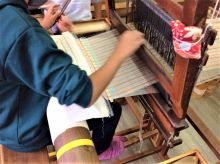 武蔵野市立本宿小学校の５年生が手織り体験に挑戦‼