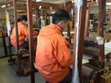 九州からの修学旅行生が、手織り体験に挑戦!!