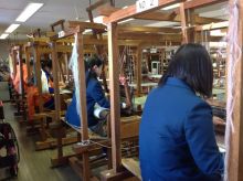 九州からの修学旅行生が、手織り体験に挑戦!!