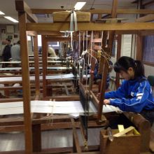 六日町高原ホテル様に宿泊の中学生が、手織り体験をしました!!