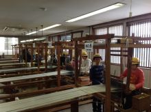 江戸川区鹿骨小学校の５年生が手織り体験に挑戦!!