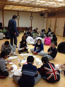 江戸川荘さんで、平井小学校の生徒さんが扇子作り体験!!