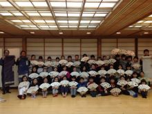 江戸川荘さんで、平井小学校の生徒さんが扇子作り体験!!