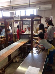 武蔵野第三小学校の４年生が機織り体験に挑戦‼