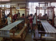 武蔵野第三小学校の４年生が機織り体験に挑戦‼
